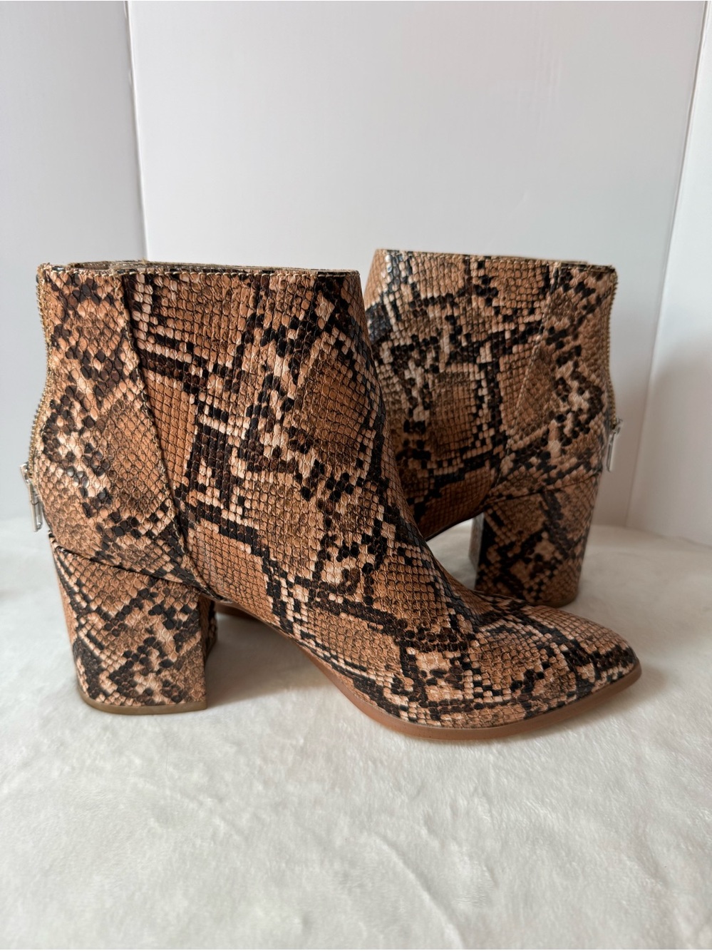 Steve Madden Snakeskin Ankle Boots Sz 8.5 Brown Python Print Back Zip - Picture 3 of 7